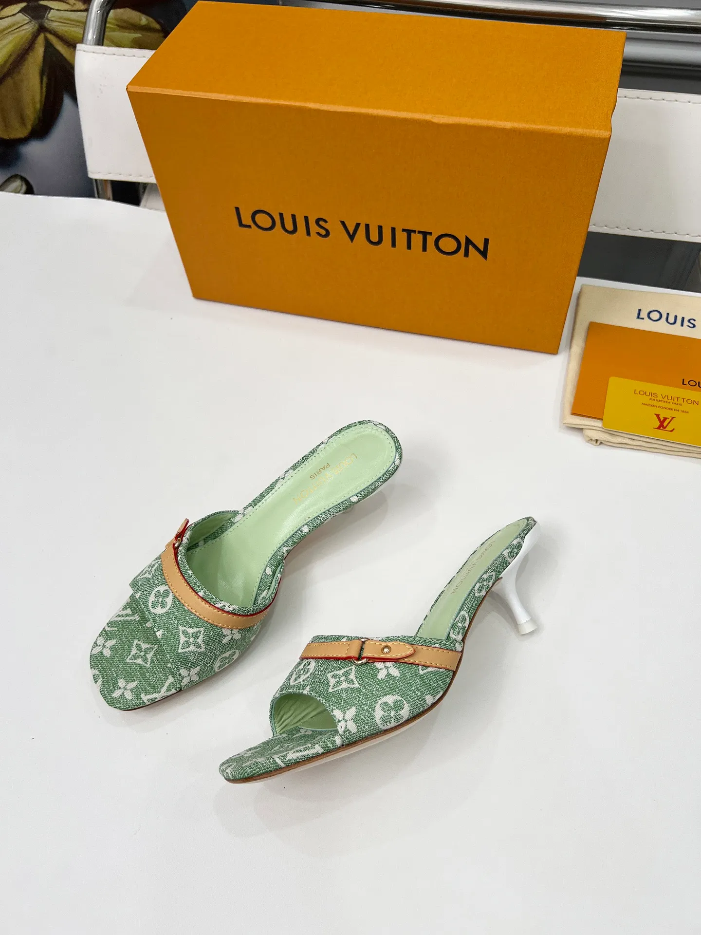 👟👟Ex-factory price 440👟👟 LV new denim kitten heel slippers 2025 summer must-have for goddesses, original replica, super comfortable on the feet. Show off the queen's temperament, the heel height is 9.5CM, which shows your temperament without being tiring. Leather outsole. Standard code: 35-42 (41 and 42 codes are customized, non-returnable and non-exchangeable)